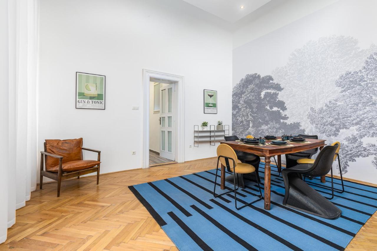 City Center Apartment With Balcony — Photos 2