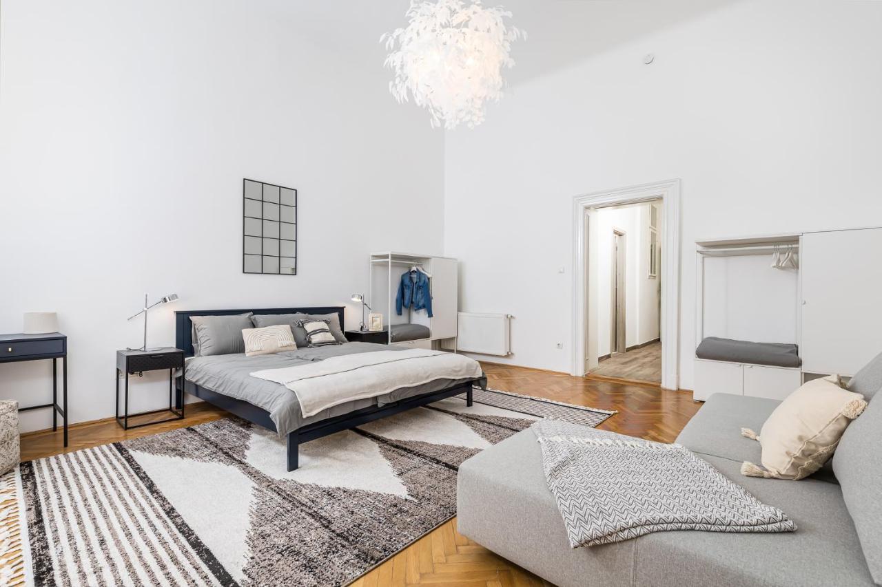 City Center Apartment With Balcony — Photos 1
